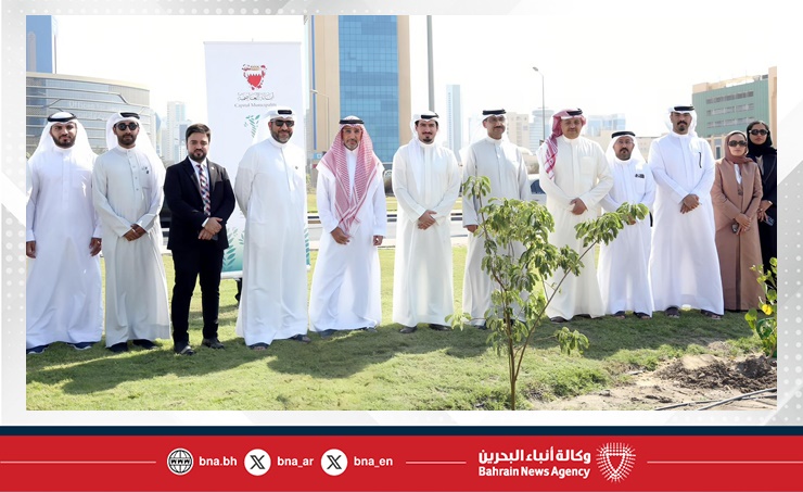 ضمن فعاليات أسبوع الشجرة .. محافظة العاصمة تدشن مشروع تشجير شارع رئيسي بضاحية السيف بالشراكة مع خليجي بنك